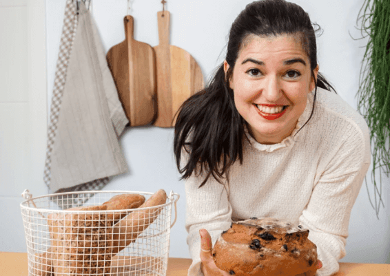 Foto de Lucía Gómez con panes sin gluten