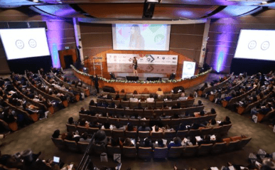 Ilustración Mónica Galán hablando en público y conectando con la audiencia