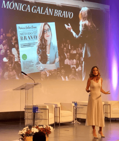 Mónica Galán iniciando una conferencia y aplicando el paso de Bienvenida del Método BRAVO