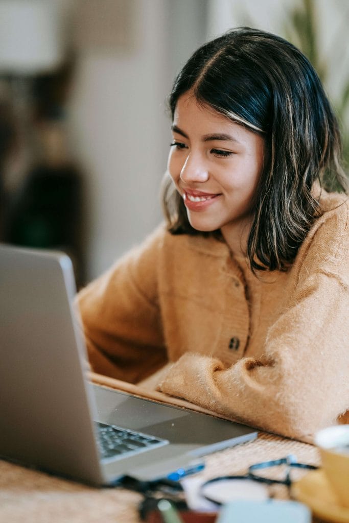 Mujer analizando si una formación gratuita encaja con su situación profesional 